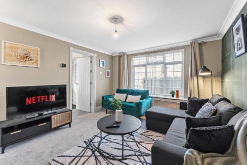 Stylish 4 bed in Bracknell with Games Room