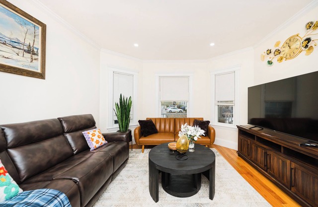 Stylish 4 Bedroom Townhouse in Boston, Walkable to Train, Quiet & Safe Area