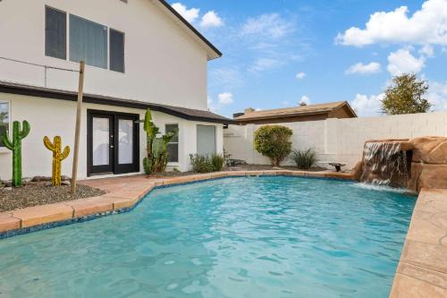 Stylish 4BR Poolside ParadiseOutdoor GamesGrill