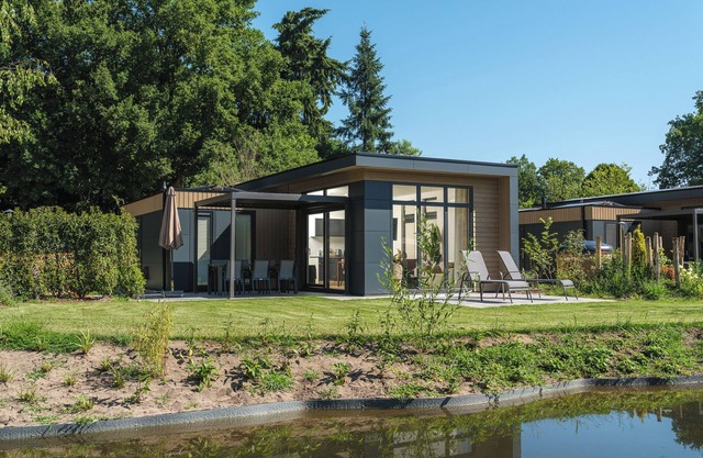 Stylish 6-person home with three bedrooms, a modern kitchen, air conditioning, and a cozy outdoor space with a luxury pergola and private hot tub. Enjoy comfort and nature in the Veluwe.