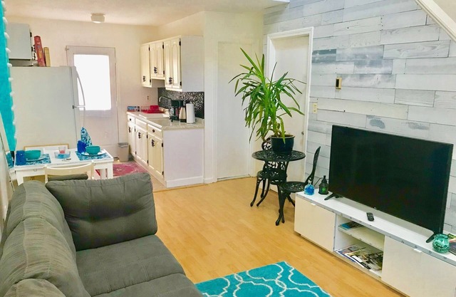 Stylish and Affordable LOFT- Close to YALE