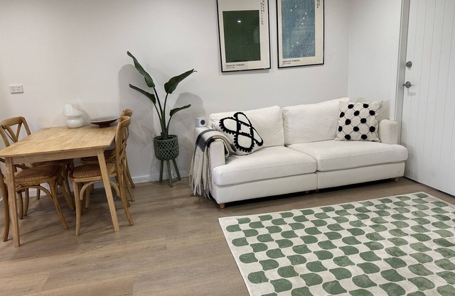 Stylish and central 2 Bedroom Granny Flat walk to beach and cafes