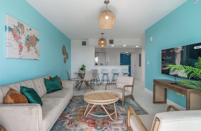Stylish Apartment with Pool-Gym-Parking and Balcony - 5 Min to Hollywood Beach!