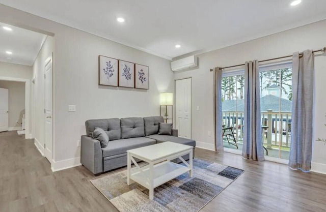 Stylish Apt w/Pool, Gym, & More!