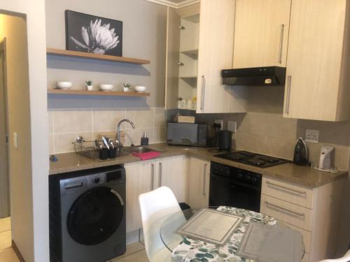 Stylish Bachelor Pad in the Heart of Fourways