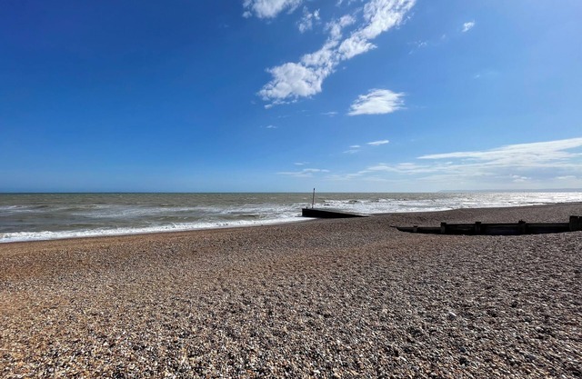 Stylish, bright 2 bedroom apartment. 2 minutes from the sea front!