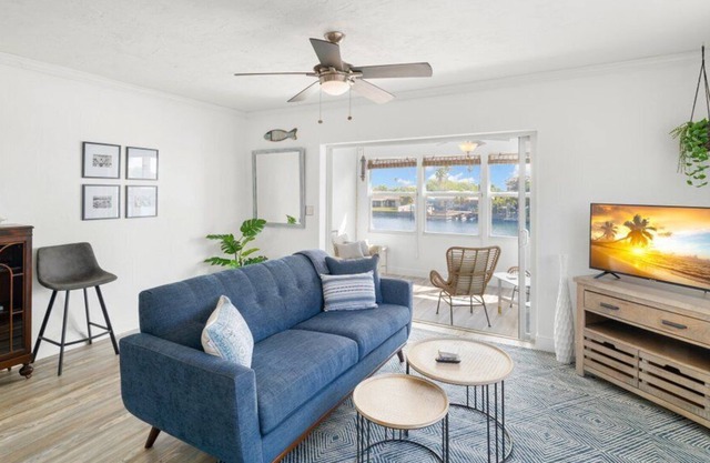 Stylish canal-front condo w. peaceful views, close to beach