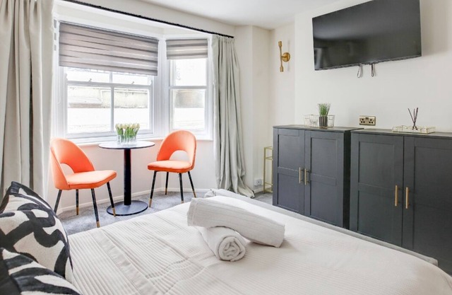 Stylish & Chic Studio City Centre Nr Beach & High St by Luxiety Stays