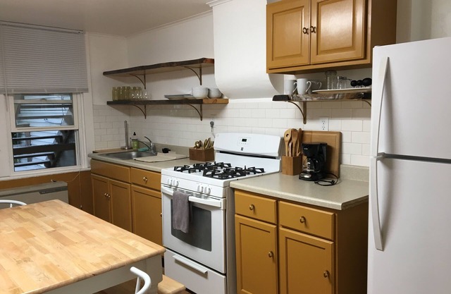 Stylish, clean and bright 2 BR apt just off of Warren Street!