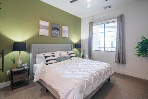 Stylish Comfort-King Bed-Parking-Roku Tv - G4004