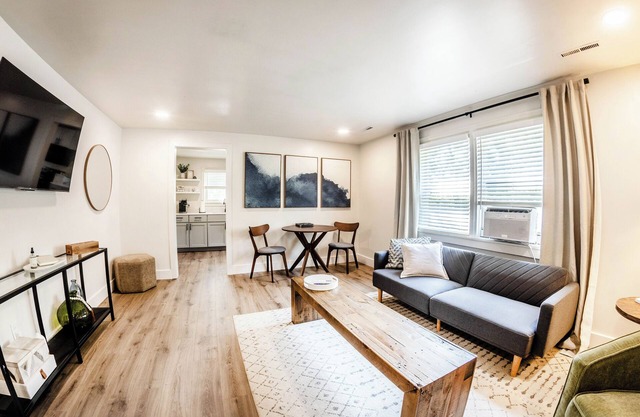 Stylish & Comfy Downtown Retreat: Queen Bed + Sofa Bed - Laundry - Free Parking!