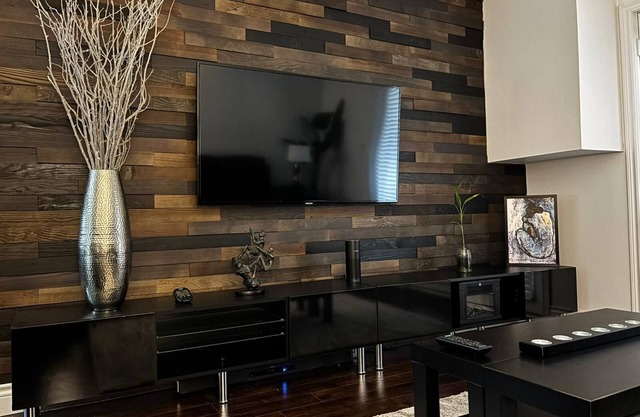 Stylish Condo Between Toronto and Niagara Falls
