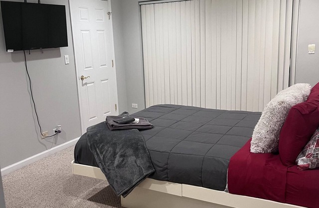 Stylish Condo Near United Center with Free Parking