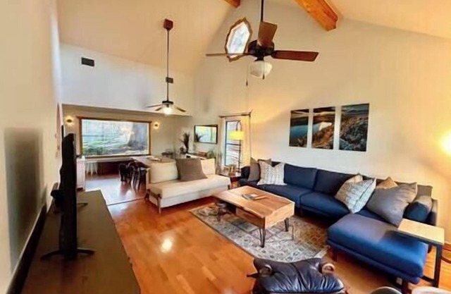 Stylish Cottage: West Austin w/Dedicated Workspace