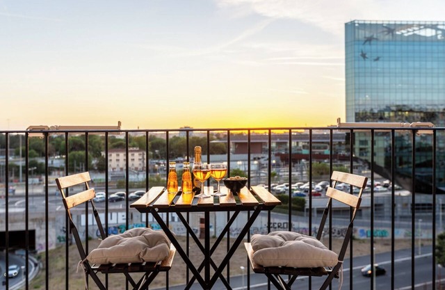 Stylish & Cozy ~ 5* Location ~ Balcony ~ City View