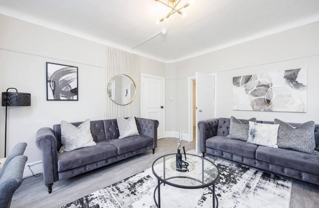 Stylish & Cozy 2BR City Centre Near High St by Luxiety Stays