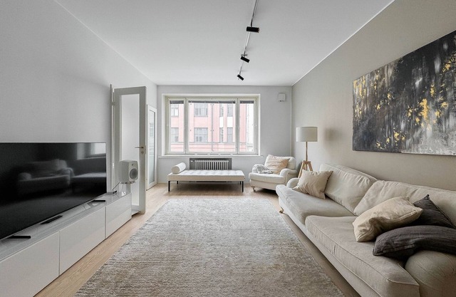 Stylish Downtown 2BR Flat with Sauna and Work Area