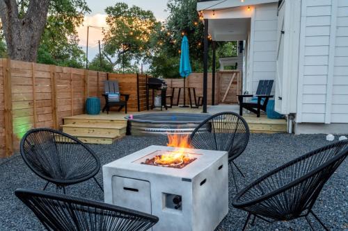Stylish Eastside Getaway Yard Pool Firepit & Golf Nearby