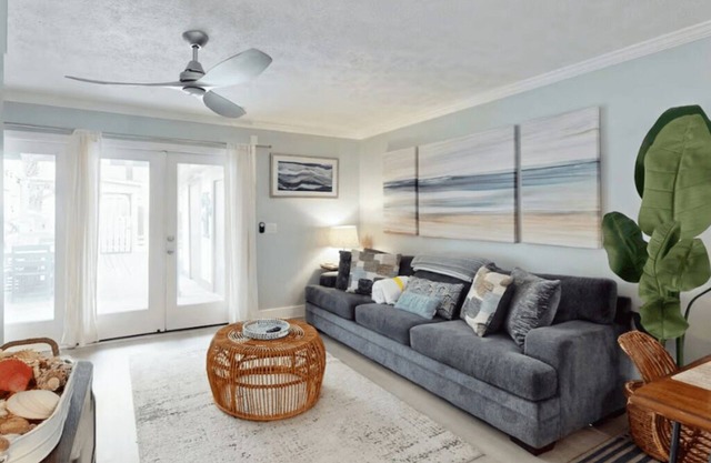 Stylish Family-Friendly Townhome: Steps to Beach+hot tub+king bed