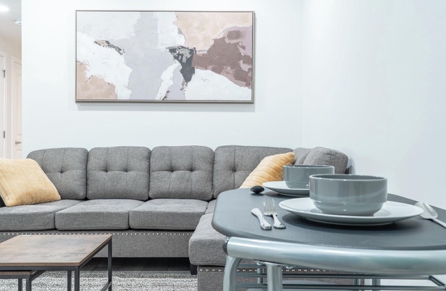 Stylish Getaway 5 minutes to YMCA and South Health Campus Hospitaln