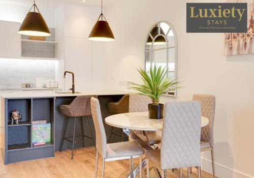 Stylish & Gorgeous 1BR Excellent Location Nr Cliffs Pavillion by Luxiety Stays Serviced Accommodation
