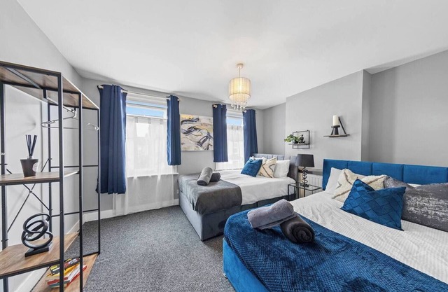 Stylish Gravesend Gem/Sleeps 8 /Free Parking