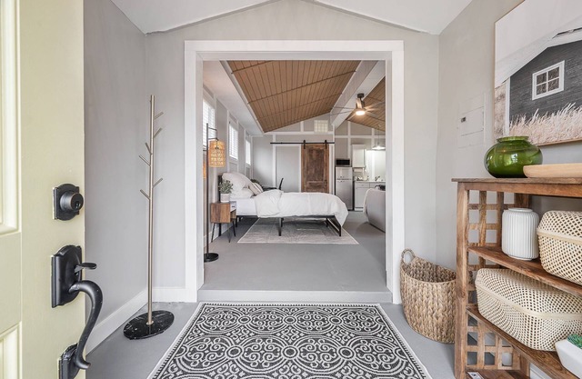 Stylish Guest House in Seminole Heights with Workspace |Private entrance, Parking, Patio & Grill
