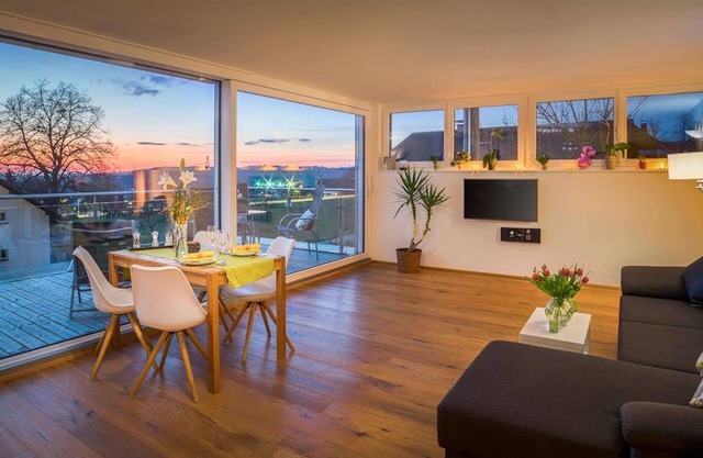 Stylish Holiday Apartment “Dreiländerblick” with Private Balcony & Wi-Fi