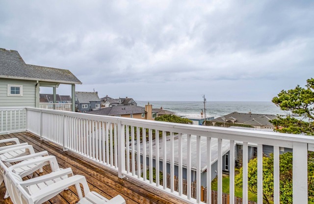 Stylish Home Near Beach has Ocean View Fireplace Suites, Fenced Yard, Fire Pit!