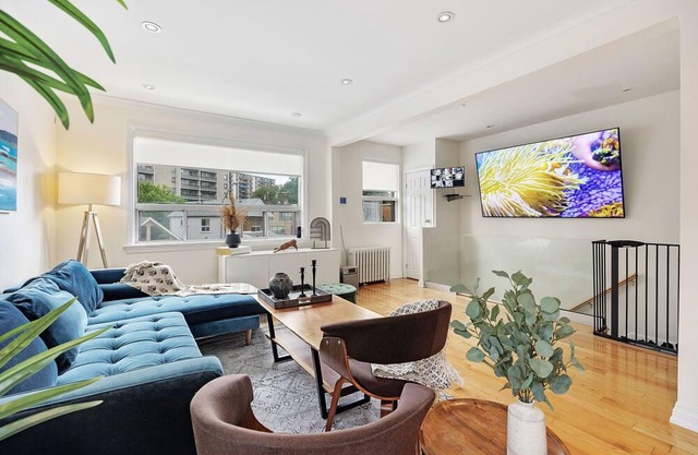 stylish home, sleeps 5, Free Parking with Tesla Charger