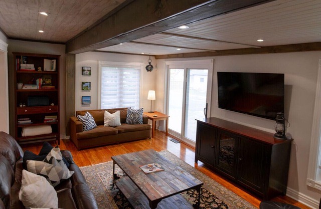 Stylish home with gym! Walk to downtown Picton