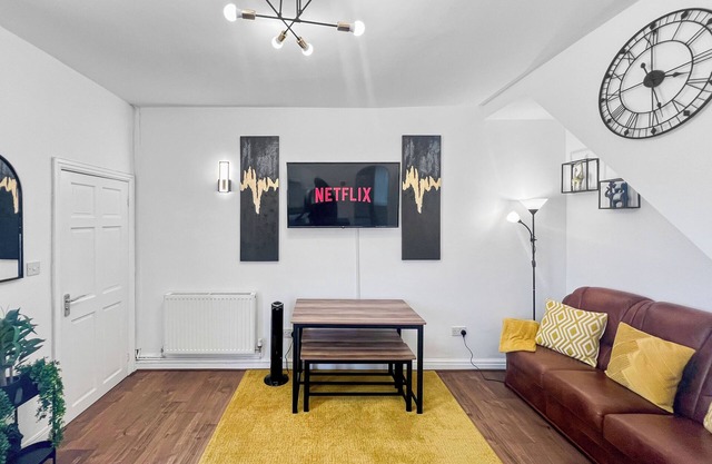 ⭑ Stylish House Near Hospital with Free Parking ⭑