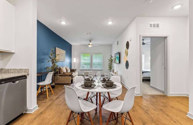 Stylish King Apt Near Parks 2/Top Amenities Pet ok