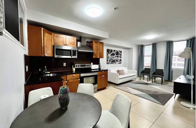 Stylish & Large 2bd Apt next to Reading Terminal