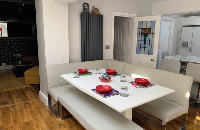 Stylish, Light-Filled Room with Private Bathroom in a Quiet Brighton Home