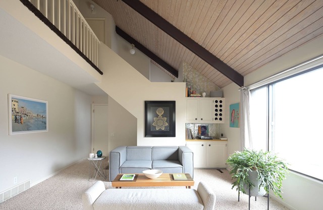 Stylish lofted w/private driveway, garage and backyard