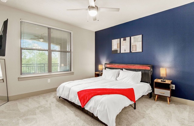 Stylish Lux Condo: Pool, Balcony
