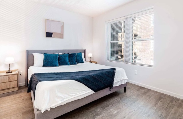 Stylish Luxe 2BR Apartment Cozysuites W/parking! 3E