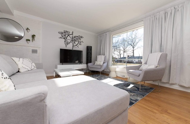 Stylish Midcentury Ranch Pet-Friendly Home Just 1.5 Miles from Navy Stadium One-Level Living