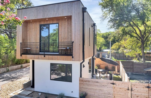 Stylish Minimalist Retreat: Central Austin, Tree-Top Views, Walkable to Mueller