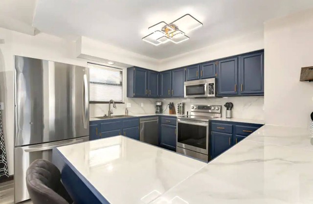 Stylish modern 4/3 family home in Overland Park