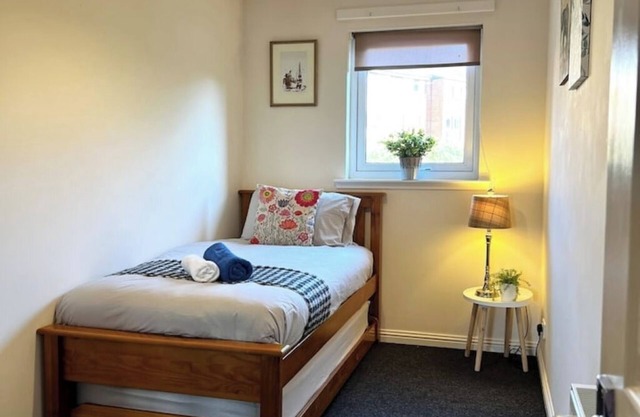 Stylish Modern Flat with Juliet Balcony & Parking