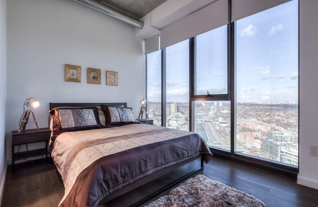 STYLISH MODERN LOFT 2 BED/2 BATH IN THE HEART OF TORONTO