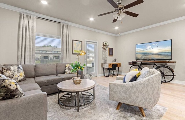Stylish Modern Retreat in Downtown w/Pool, 3 Bedroom, 2.5 bath, free parking