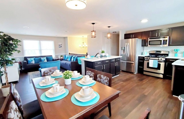Stylish Modern Two Level 4BR Home Open Kitchen Big Yard & Deck Schaumburg O'Hare