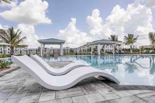 Stylish Perfect Retreat with Pool & Hot Tub #107