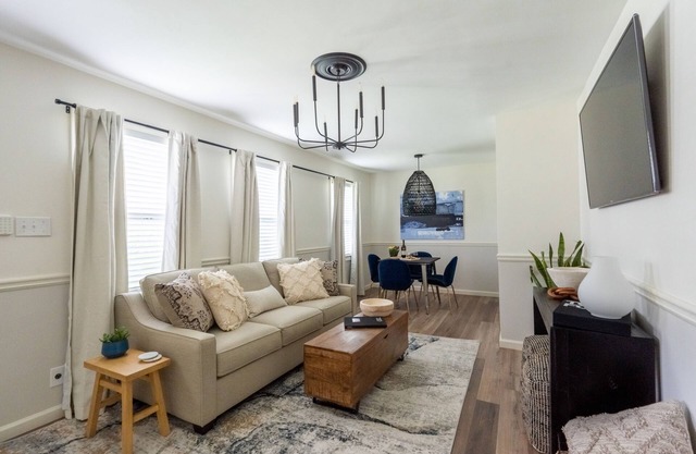 Stylish & Relaxing 3 BDR in Heart of East Memphis