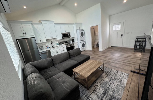 Stylish & Relaxing Gem: Downtown ~ NewnEntire 2BD guesthouse in Pleasant Hilln