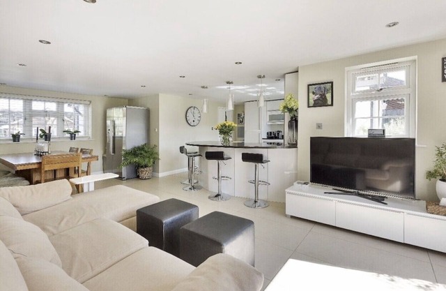 Stylish Remodelled Cottage Spacious 4 bedrooms sleeps 8, parking for 3 cars