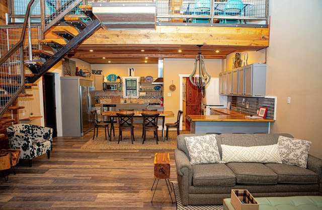 Stylish retreat on 45 acres for 10 guests. 2 bed/2 bath, gourmet kitchen.